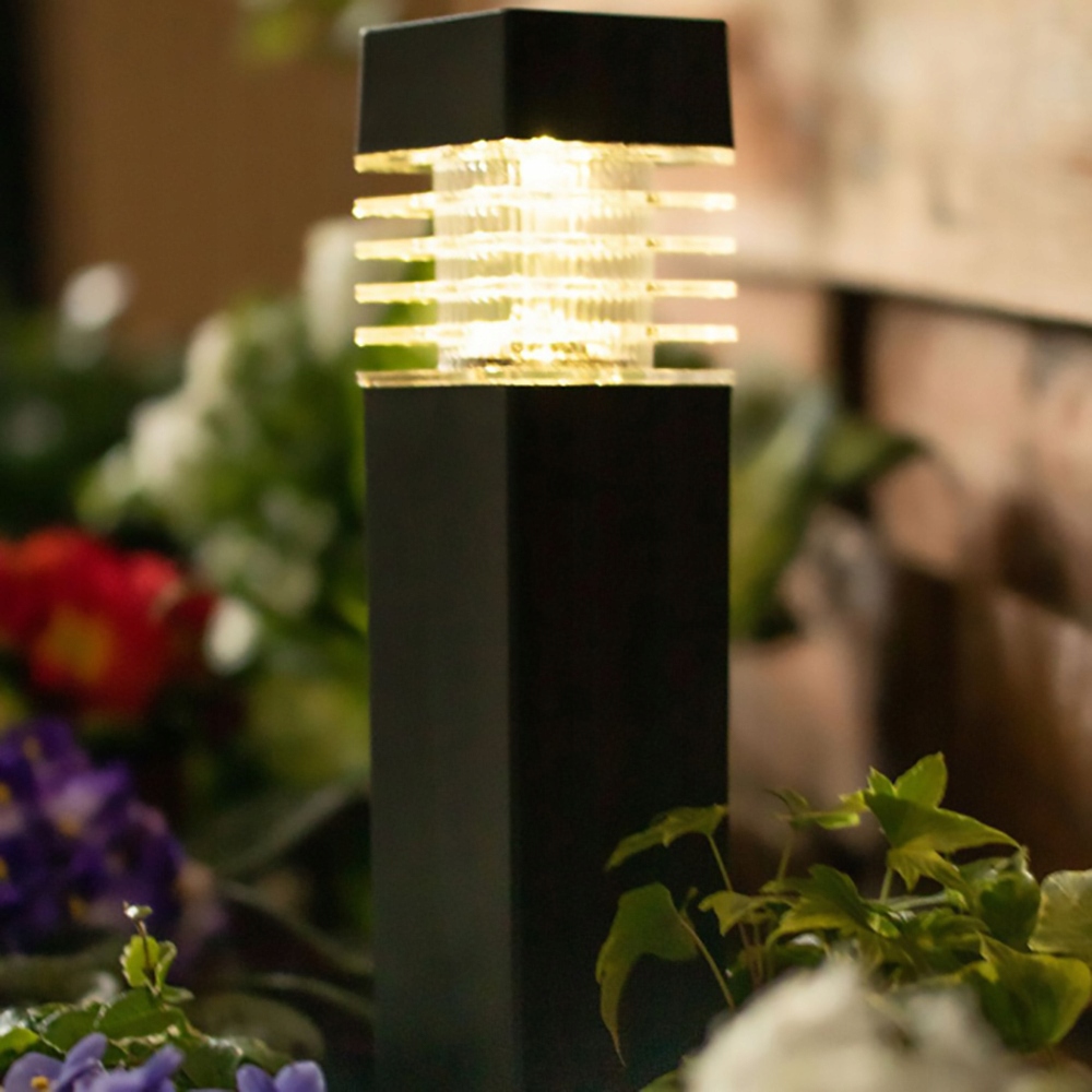 solarna-led-lampa-detail-v-zahrade-kvety